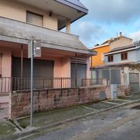 Locale fronte strada