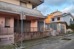 Locale fronte strada