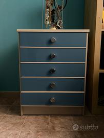 Mobile vintage in legno beige con dettagli azzurri