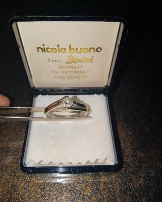 anello in oro bianco con diamante 