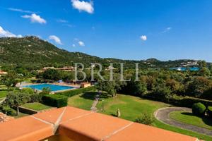 Trilocale panoramico con vista mare e piscina a Go