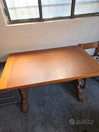 Tavolo in legno stile classico – solido e spazioso