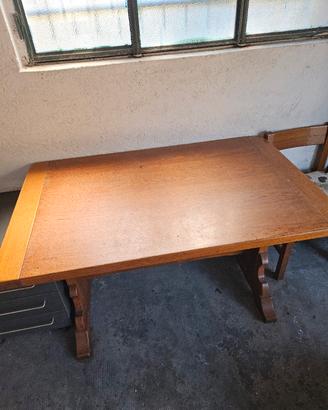 Tavolo in legno stile classico – solido e spazioso