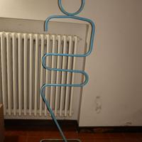 Omino appendiabiti servo muto