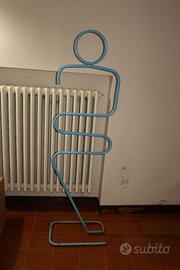 Omino appendiabiti servo muto