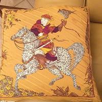 Cuscini in seta di Salvatore Ferragamo