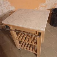 carrello in legno chiaro da cucina