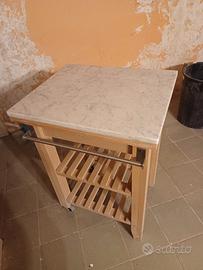 carrello in legno chiaro da cucina