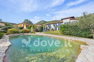 Villa di 400 m² con più di 5 locali a Massa