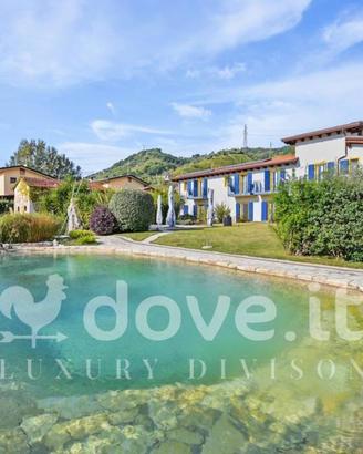 Villa di 400 m² con più di 5 locali a Massa