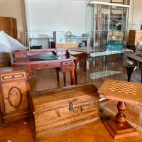Stock mobili vintage e vetrina moderna