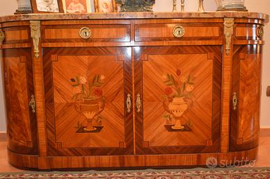 Capolavoro di ebanisteria mobile finemente intarsi