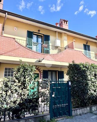 VILLA A SCHIERA A VELLEZZO BELLINI