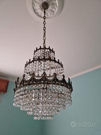 Lampada a sospensione in metallo e cristalli.