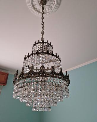 Lampada a sospensione in metallo e cristalli.