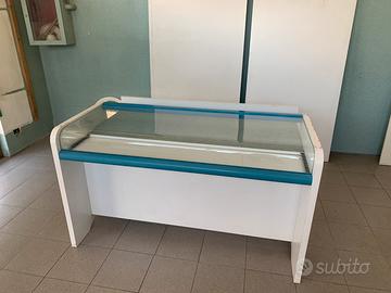 Banco con espositore