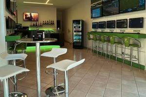 Sala scommesse con bar
