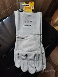 Guanti da lavoro con polsini alti. In pelle bovino