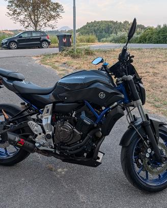 Yamaha mt-07 2014 patente A2 Scarico Akrapovic