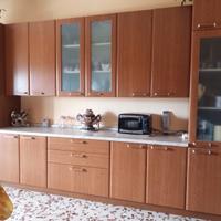 Cucina con elettrodomestici 