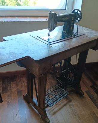 Antica Macchina Da Cucire NECCHI con Tavolo