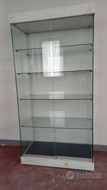 Vetrinette ad ante scorrevoli.