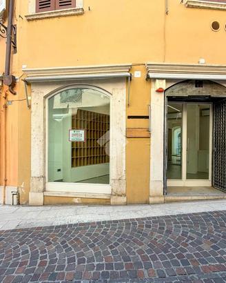 NEGOZIO A SALÒ