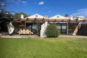 Due rifinitissime ville con piscina vista mare