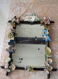 Una specchiera Liberty in ceramica di Nove