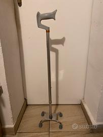 Quadripode bastone per adulti con base stretta