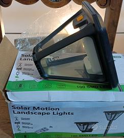 Faretto da esterno con pannello solare