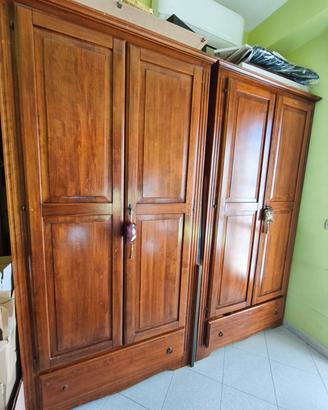 Coppia di Armadi in Legno Massello – Stile Classic