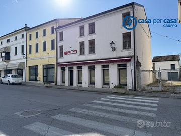 Bifamiliare con locale commerciale e due appartame