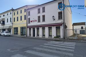Bifamiliare con locale commerciale e due appartame
