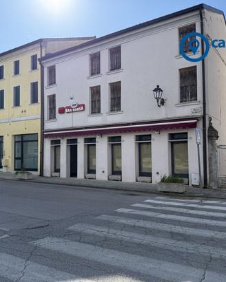 Bifamiliare con locale commerciale e due appartame