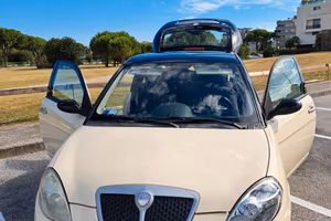 Lancia y anno 2006 auto