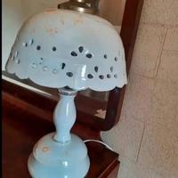 lume in porcellana bianca