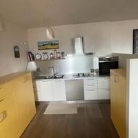 Cucina completa di tavolo, sedie, elettrodomestici