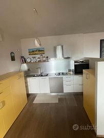 Cucina completa di tavolo, sedie, elettrodomestici