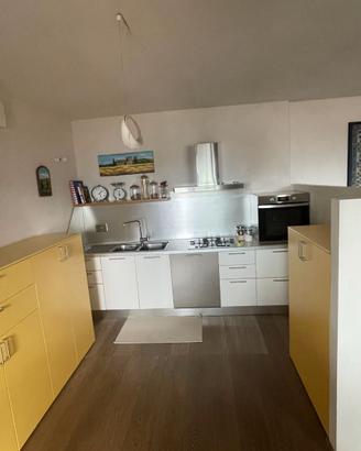 Cucina completa di tavolo, sedie, elettrodomestici