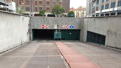 Ampio Garage in piazza de Gasperi