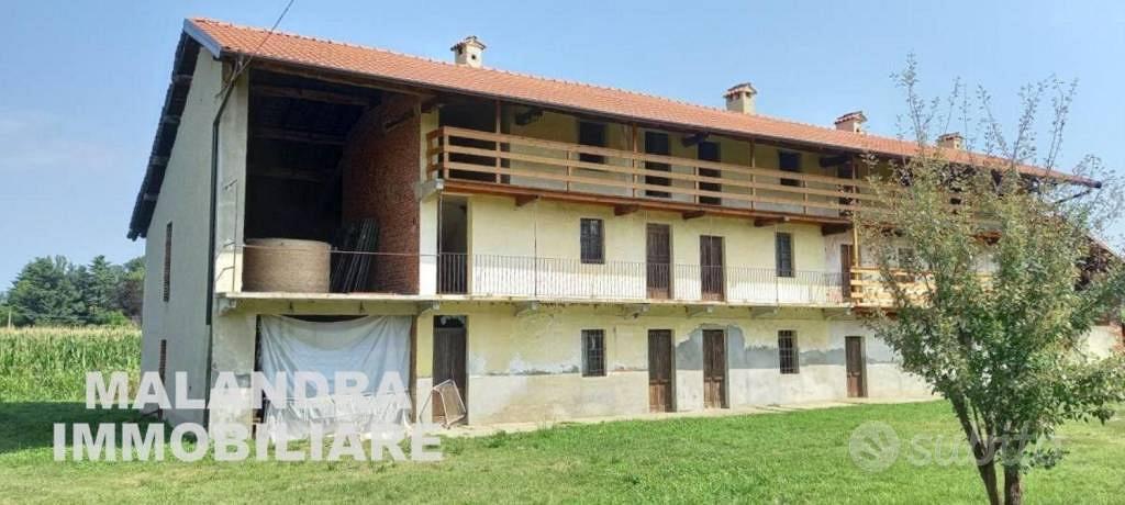 Rustico / Casale di 381 m² con più di 5 locali a O - Vista 2
