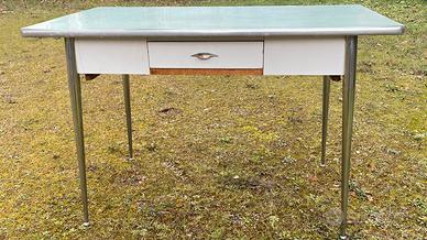 Tavolo anni 60 in formica con cassetto