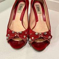 Décolleté raso rosso e Swarovski Moschino