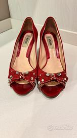 Décolleté raso rosso e Swarovski Moschino