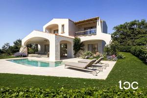 Esclusiva villa con piscina vista mare