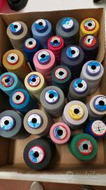 spolette di filo per cucire 