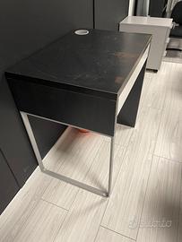 Scrivania IKEA MICKE.