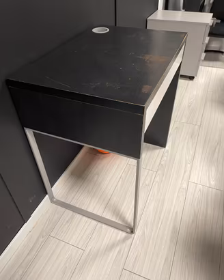 Scrivania IKEA MICKE.