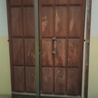 Portone in ciliegio con rifiniture in rame 